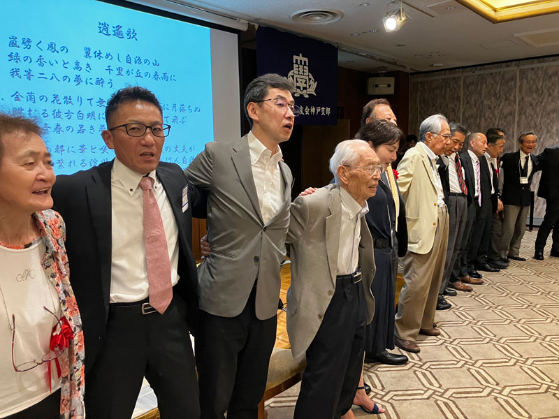 2026年6月27日　　神戸支部総会・懇親会の最後は参加者全員で円陣を組み、逍遙歌を歌った