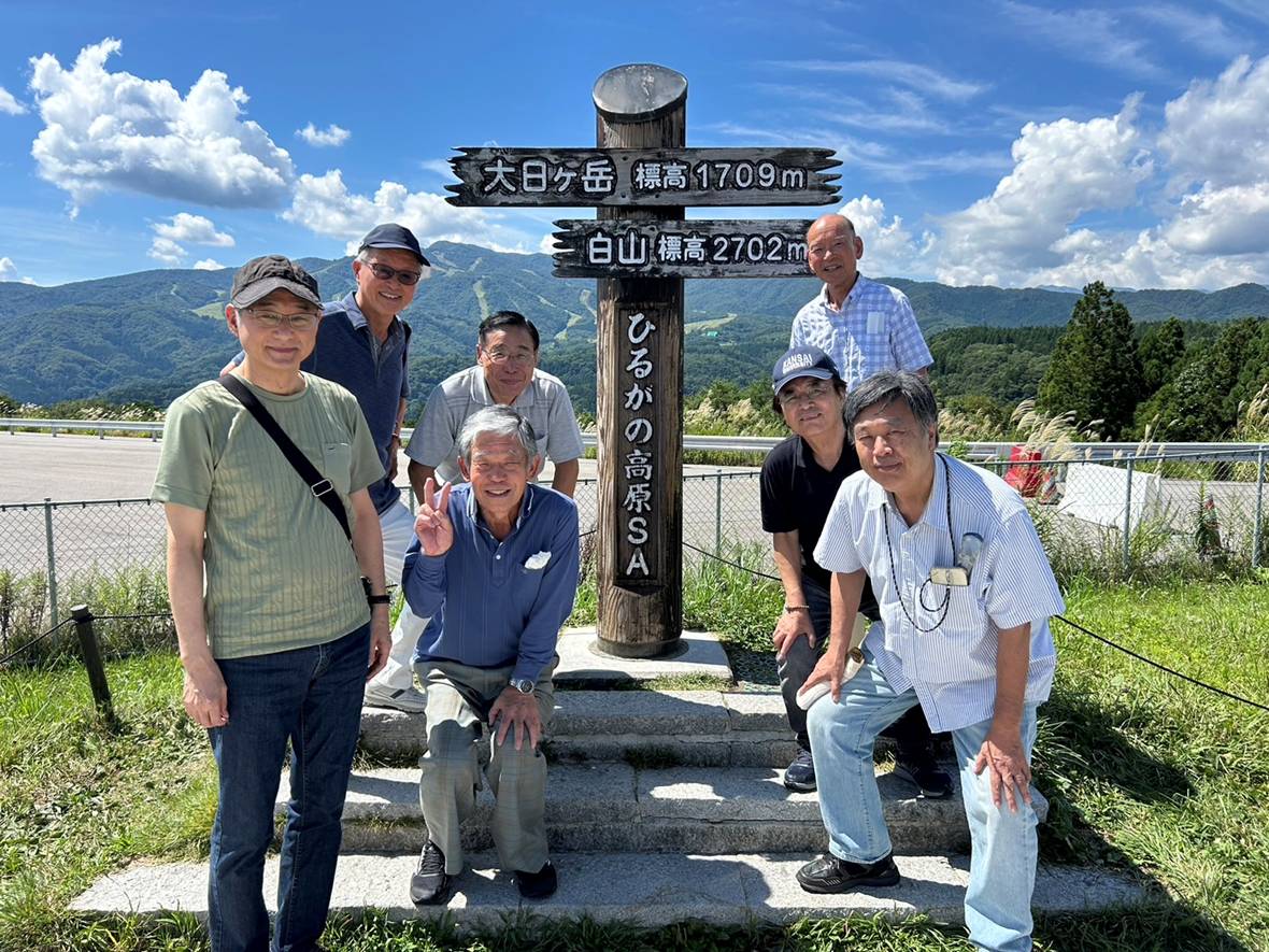 ���̏�ɗ����Ă���j������

�����x�̐��x�Ŏ����I�ɐ������ꂽ����